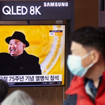 Kim Čong-un dohlížel na vojenskou přehlídku nejnovějších zbraní armády