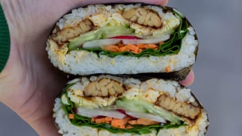 Onigirazu – japonské rýžové sendviče s tempehem a zeleninou 