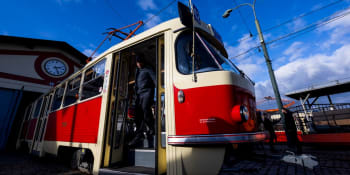 Historická tramvaj K2 se po téměř 50 letech vrátila do Prahy. Poprvé vozí cestující