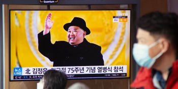 Demonstrace síly nejnovějších zbraní: Kim Čong-un s rodinou dohlížel na vojenskou přehlídku