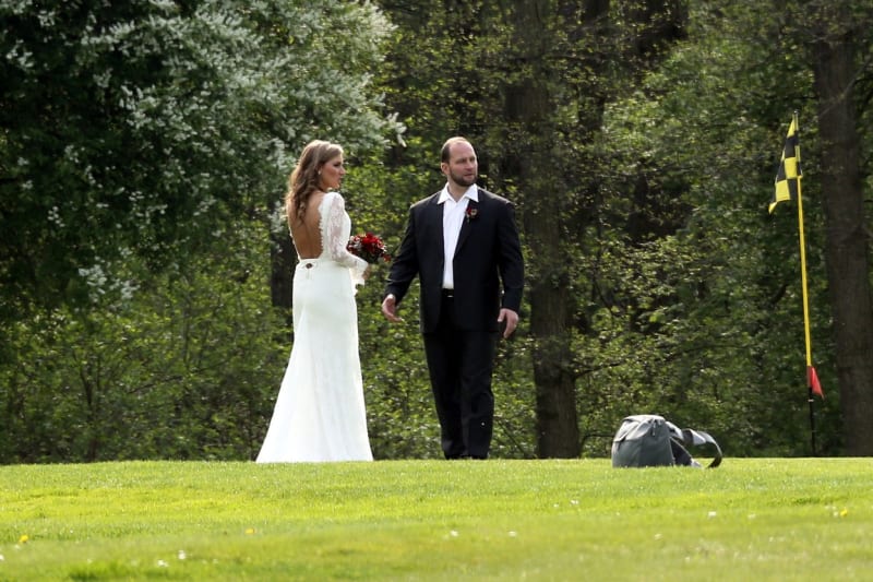 Novomanželé Šlégrovi na své přísně utajené svatbě v květnu 2015.