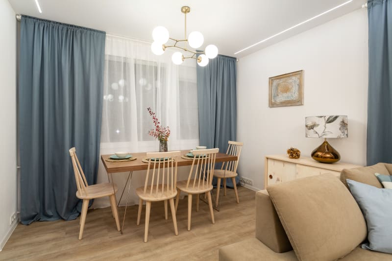 Byt po proměně: obývací pokoj po proměně ve stylu lehce rustikálně moderním