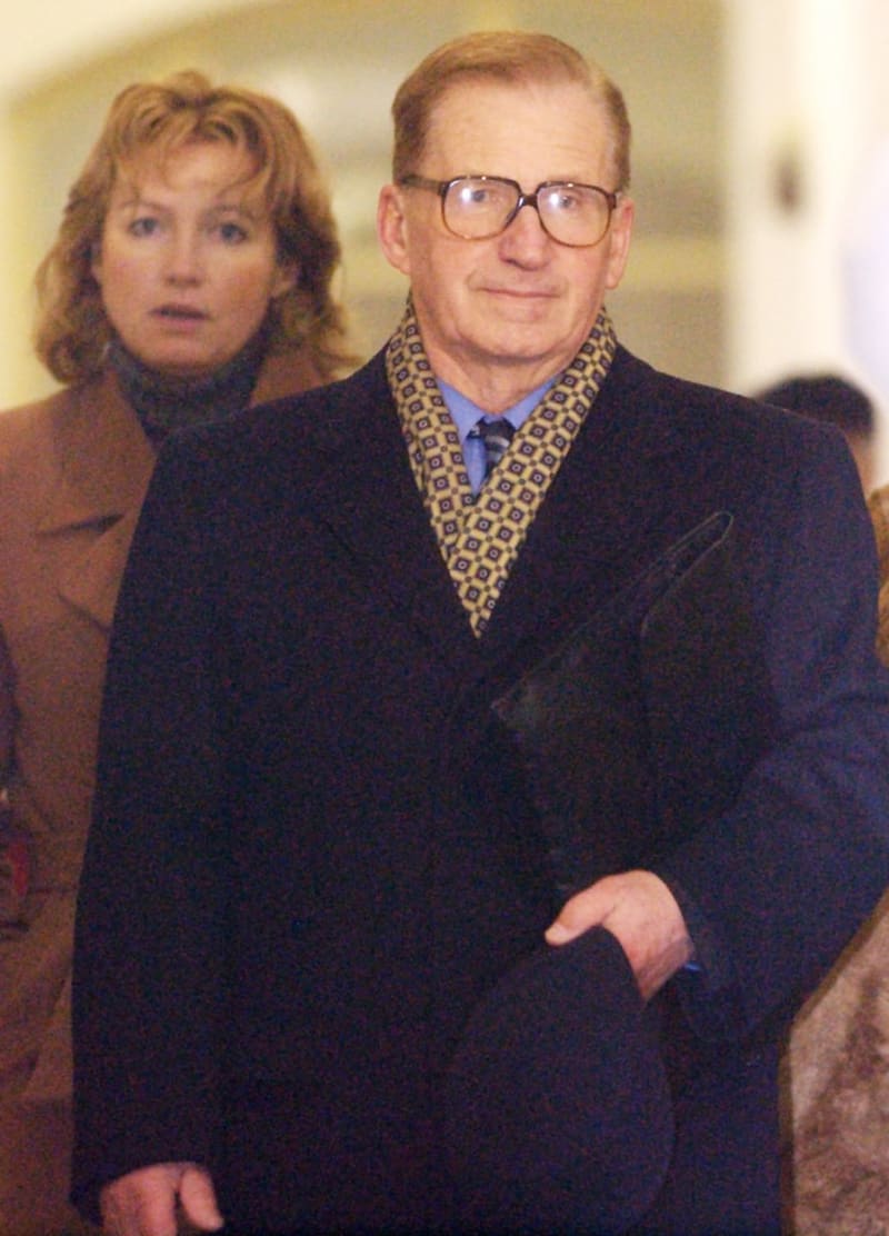 Eva Janoušková doprovází svého otce Lubomíra Štrougala k soudu (2001).