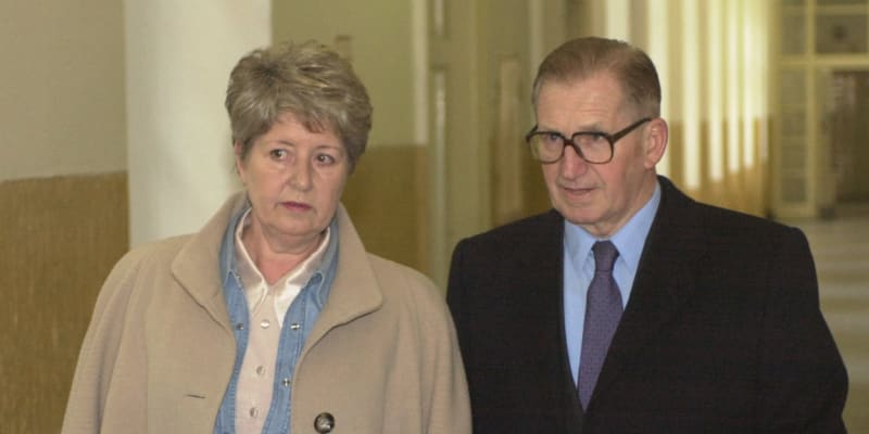 Lubomír Štrougal se svou druhou manželkou Miluší u soudu (2002).