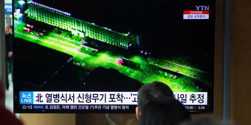 Kim Čong-un dohlížel na vojenskou přehlídku nejnovějších zbraní armády.