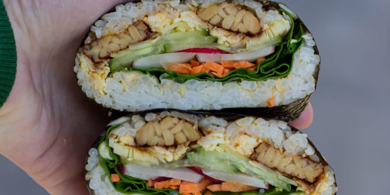 Onigirazu – japonské rýžové sendviče s tempehem a zeleninou
