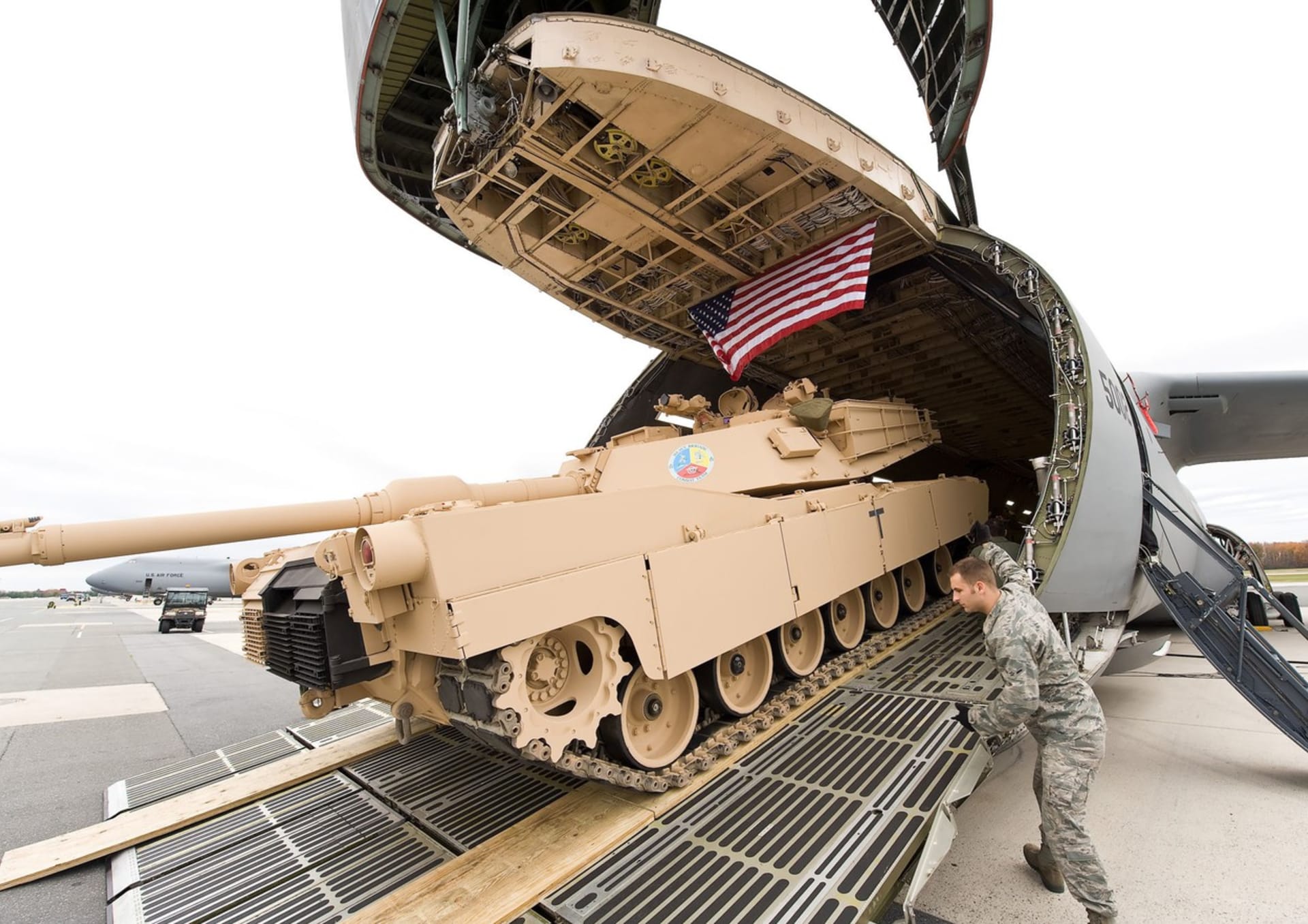 Abramsy je možné přepravovat v nákladním prostoru  transportního letadla C-5M Super Galaxy