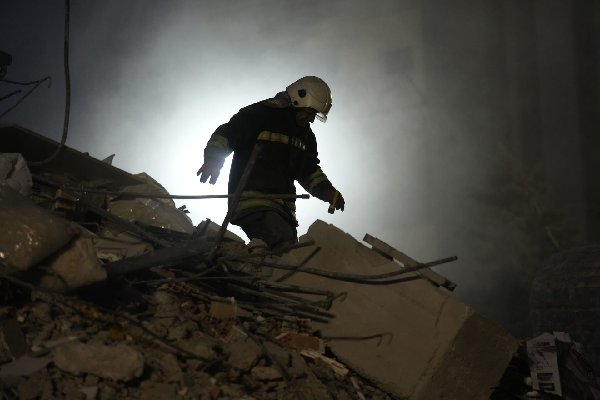 Hasič hledá lidi v troskách zničené budovy v Gaziantepu na jihovýchodě Turecka, středa 8. února 2023. (Ilustrační foto)