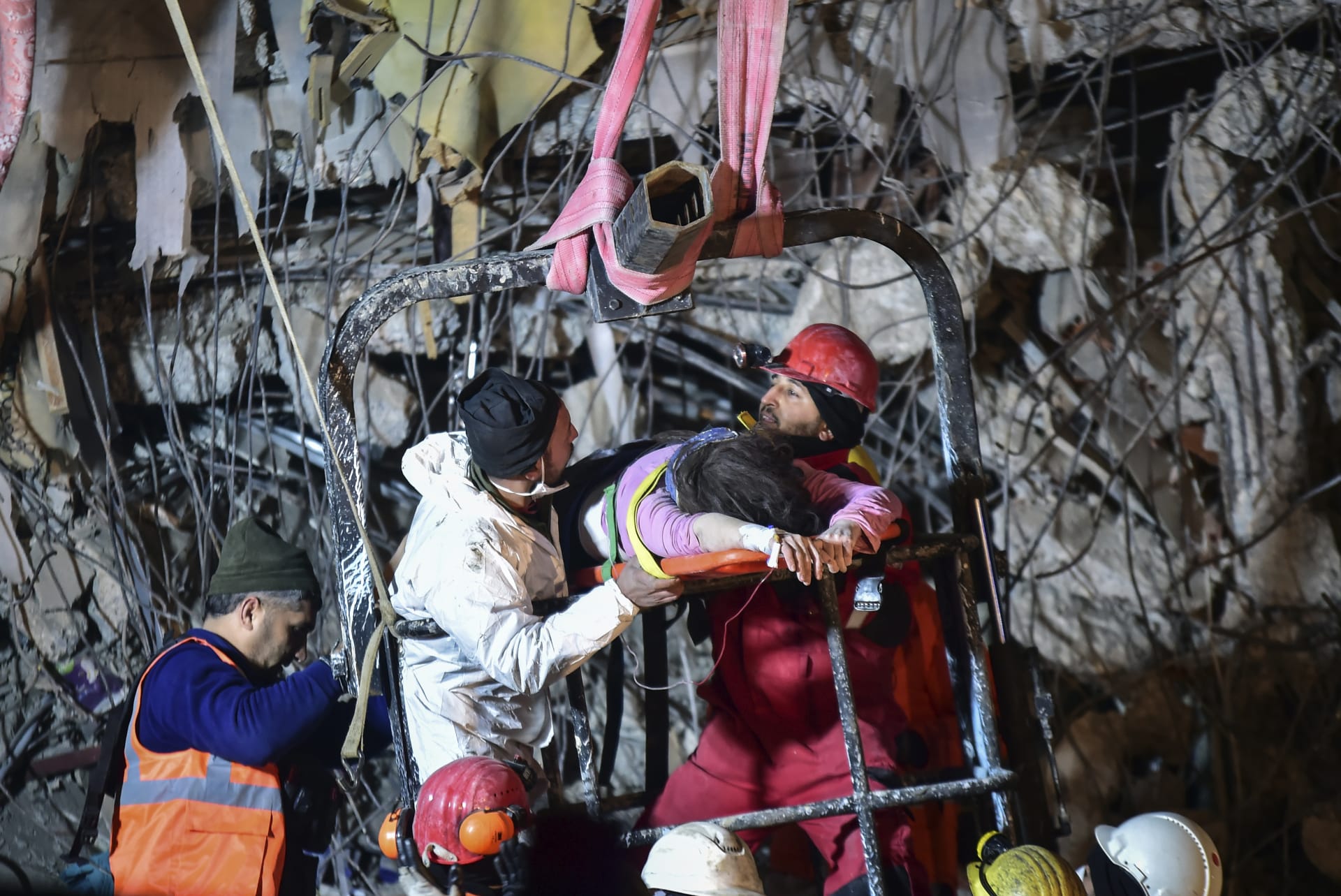 Záchranáři vytahují ženu ze zřícené budovy 87 hodin po zemětřesení v Kahramanmarasu na jihu Turecka, čtvrtek 9. února 2023. 