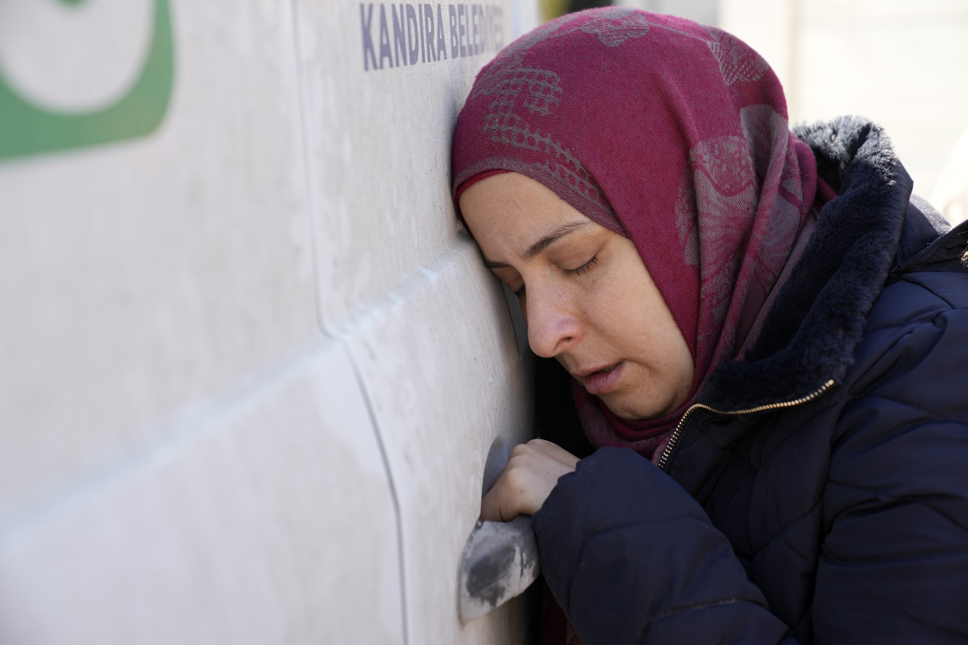 Matka truchlí nad ztrátou své dcery, jejíž tělo je převáženo do Sýrie z tureckého přechodu Cilvegozu v Reyhanli na jihovýchodě Turecka, čtvrtek 9. února 2023.