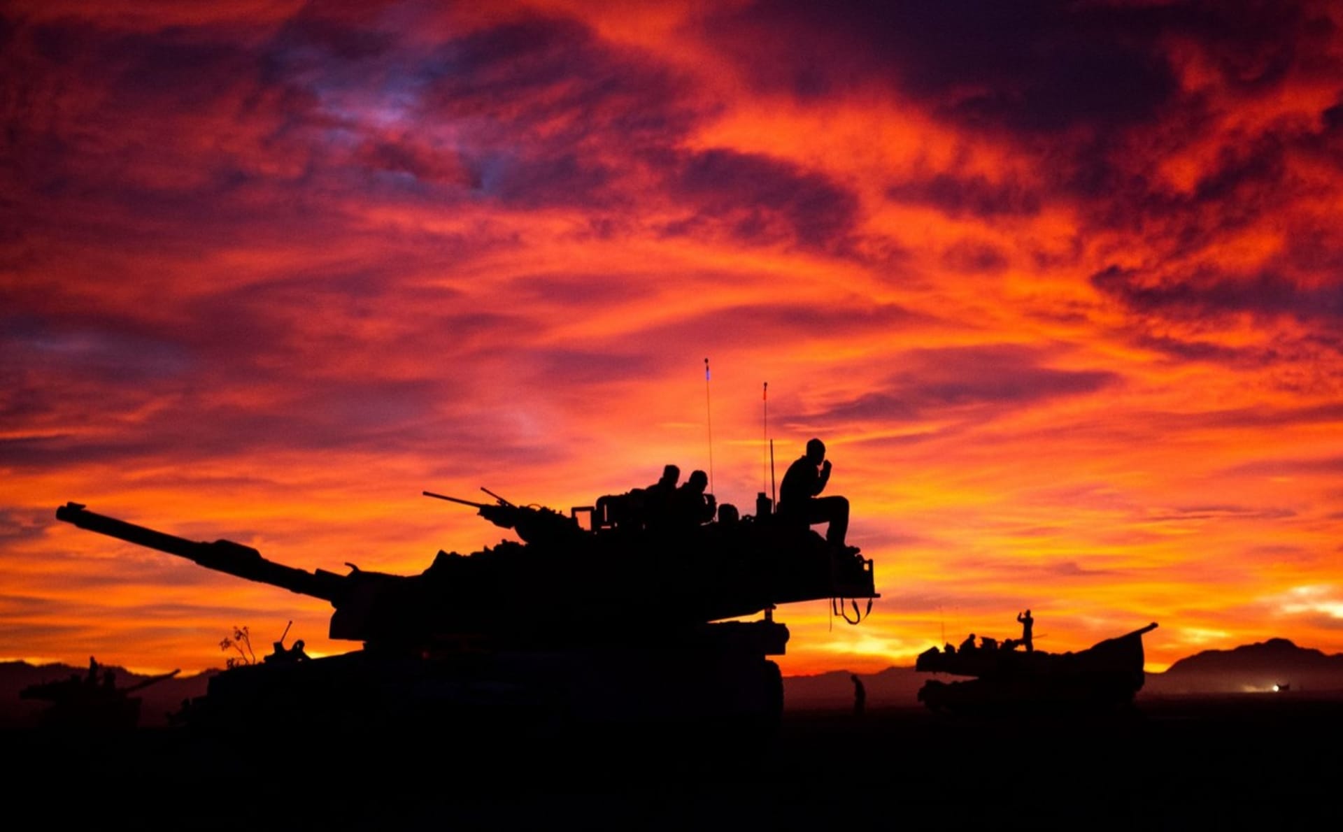 Posádka tanku M1A1 Abrams se připravuje na  cvičení (Kalifornie 2013)