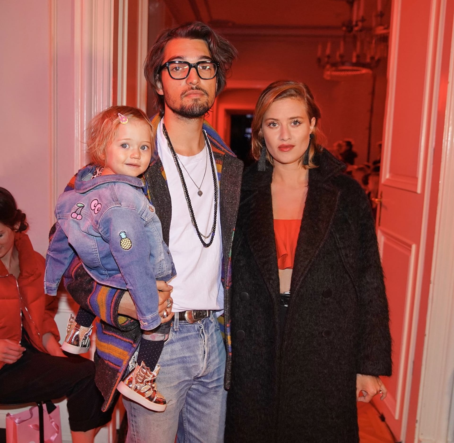 Emma s přítelem Jordanem a jejich první dcerou Lennon Marlene (2018).