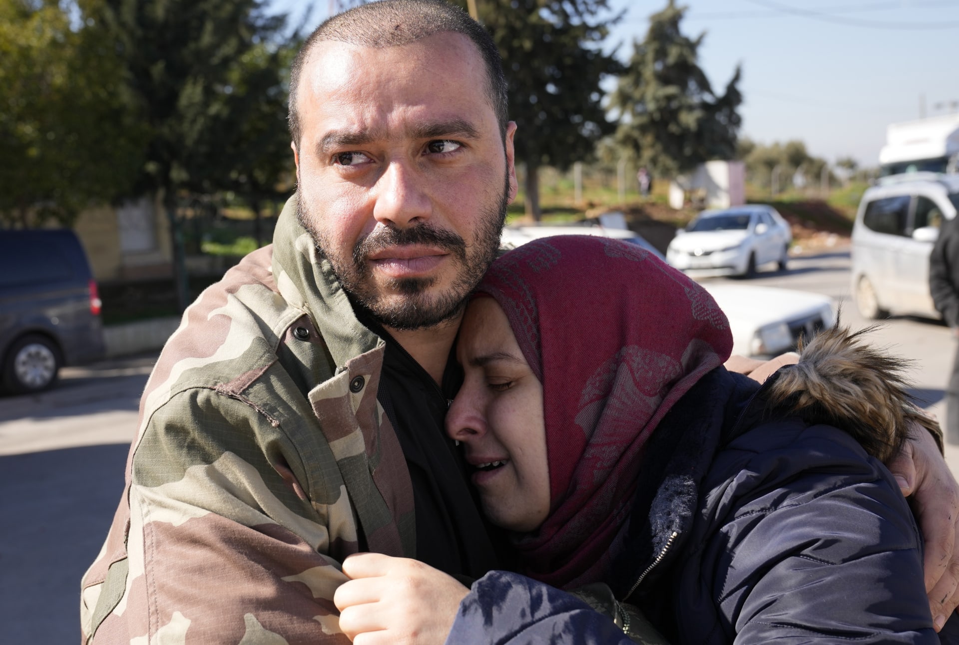 Syrský pár truchlí nad ztrátou své dcery při převozu jejího těla do Sýrie z tureckého přechodu Cilvegozu v Reyhanli na jihovýchodě Turecka, čtvrtek 9. února 2023.