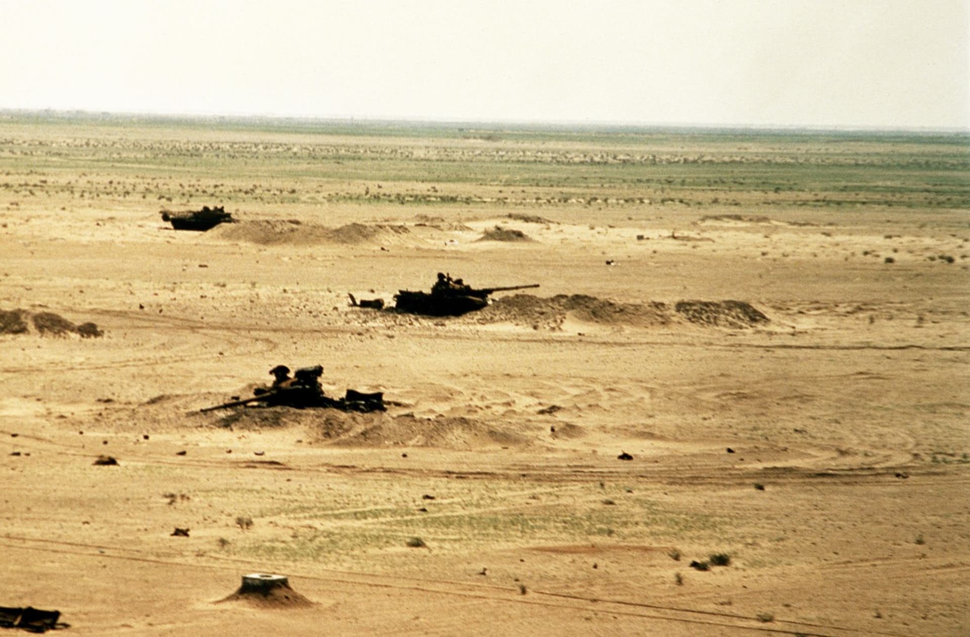 Skupina zakopaných a zničených iráckých T-72 (snímek z roku 1991)
