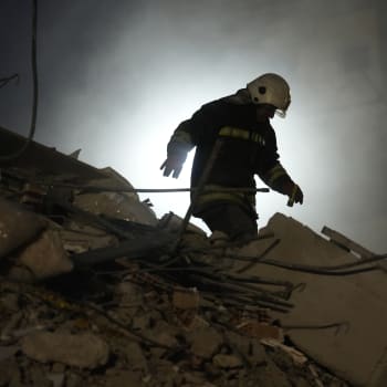 Hasič hledá lidi v troskách zničené budovy v Gaziantepu na jihovýchodě Turecka, středa 8. února 2023. 