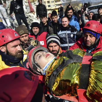 Záchranáři vynášejí Zeynep Polatovou, kterou několik dní po zemětřesení vytáhli ze zřícené budovy v Kahramanmarasu na jihu Turecka, čtvrtek 9. února 2023. 
