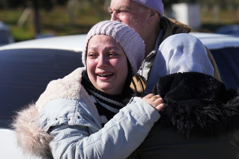 Žena truchlí nad ztrátou své matky, když její tělo převáží do Sýrie, z tureckého přechodu Cilvegozu v Reyhanli na jihovýchodě Turecka, čtvrtek 9. února 2023.