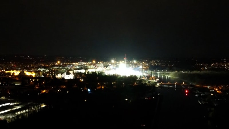 Stadion v Pardubicích podle místních moc svítí.