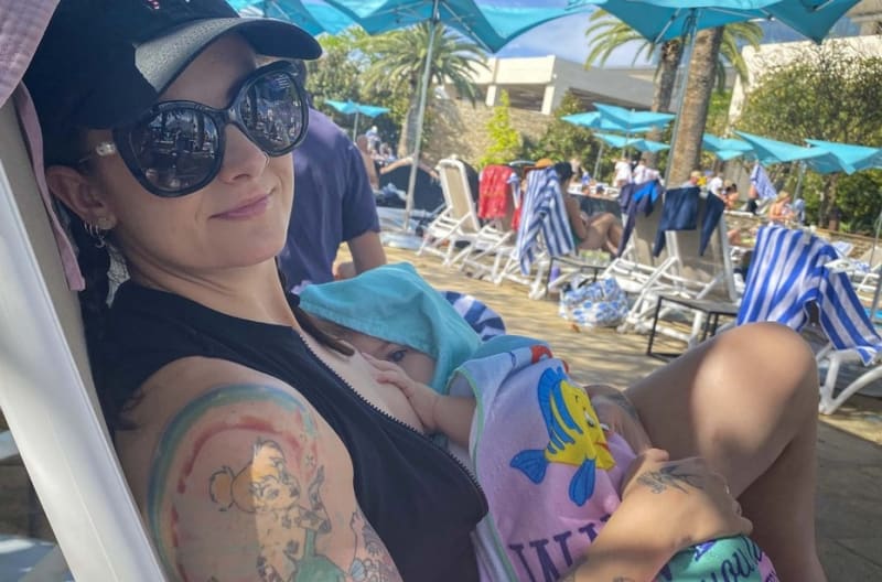 Australanka Lauren McLeod se za kojení opravdu nestydí. 