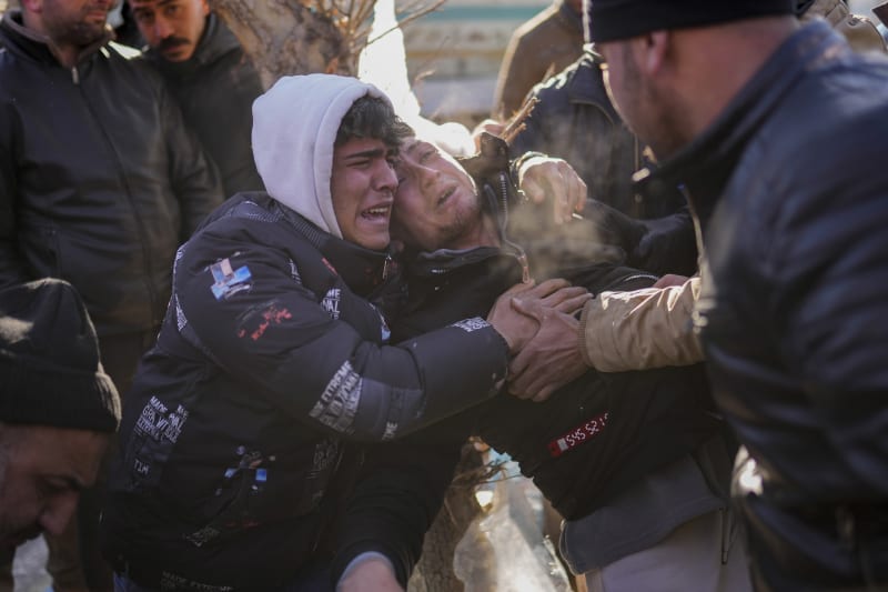 Syn Turka Durmuse Kilinca (uprostřed) reaguje poté, co členové záchranného týmu vynesli mrtvé tělo jeho otce ze zničené budovy v Elbistánu na jihovýchodě Turecka ve čtvrtek 9. února 2023. 