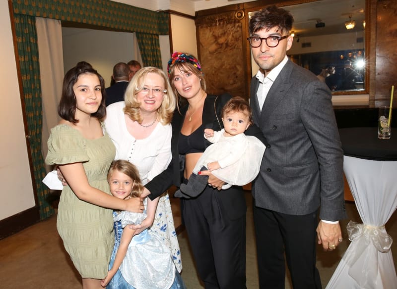 Rodinka pohromadě: Emma Smetana, Jordan Haj, maminka Emmy Monika Pajerová a jejich dvě dcery Lennon Marlene a Ariel Ava. 