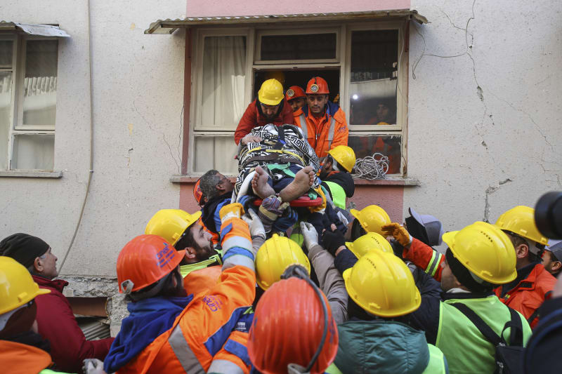 Záchranáři vytáhli z trosek budovy přeživší i v oblasti Hatay.