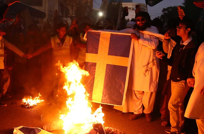 Nedávné případy pálení koránu ve Švédsku vyvolalo silnou nevoli muslimů po celém světě. V zemi hrozí teroristické útoky.