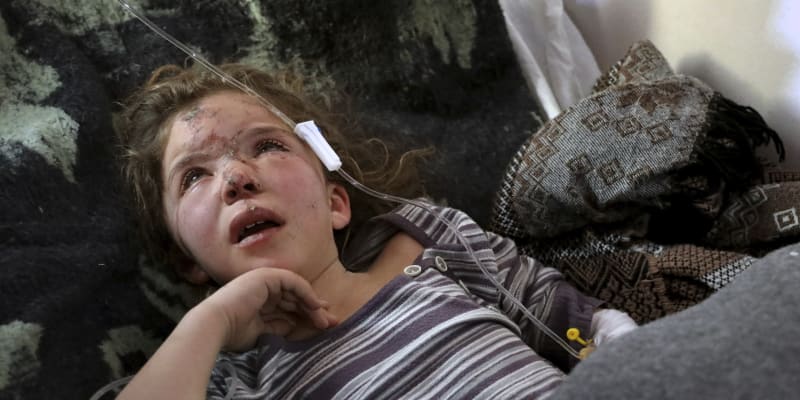 Sedmiletá Jana al-Abdo, která byla vytažena zpod trosek po padesátihodinové záchranné operaci způsobené zemětřesením, které zasáhlo Sýrii a Turecko, je ošetřována v nemocnici provozované Syrskou americkou lékařskou společností poblíž hraničního přechodu Bab al-Hawa s Tureckem na severu syrské provincie Idlib, ve středu 8. února 2023, její rodiče a sourozenci zemřeli.