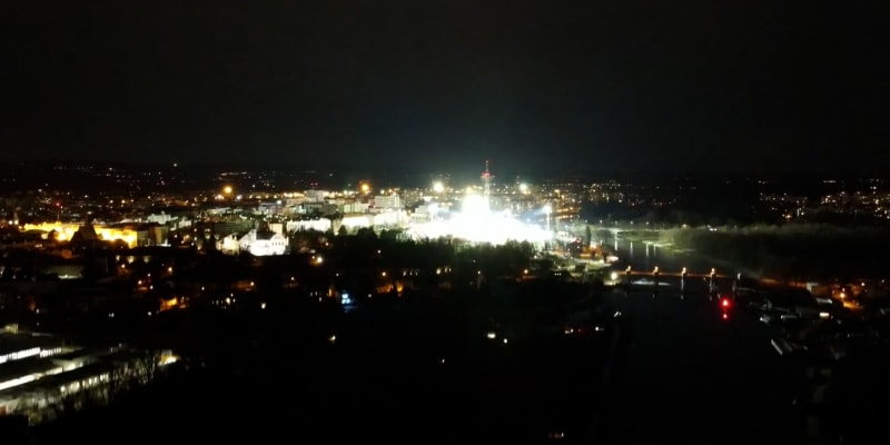 Stadion v Pardubicích podle místních moc svítí.