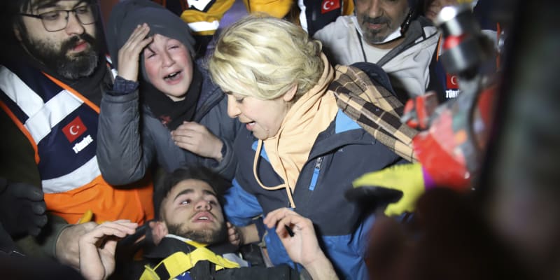Záchranáři a matka obklopují Adnana Mohammeta Korkuta poté, co byl zachráněn v Gaziantepu na jihu Turecka v pátek 10. února 2023. 