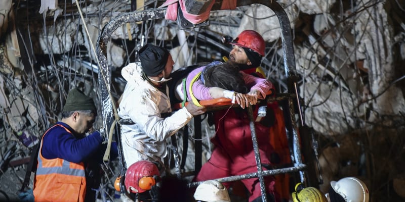Záchranáři vytahují ženu ze zřícené budovy 87 hodin po zemětřesení v Kahramanmarasu na jihu Turecka, čtvrtek 9. února 2023. 