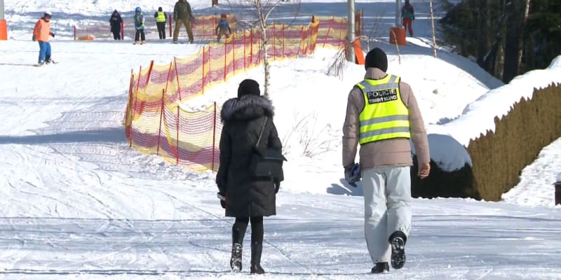 Policisté kontrolovali rychlost lyžařů.