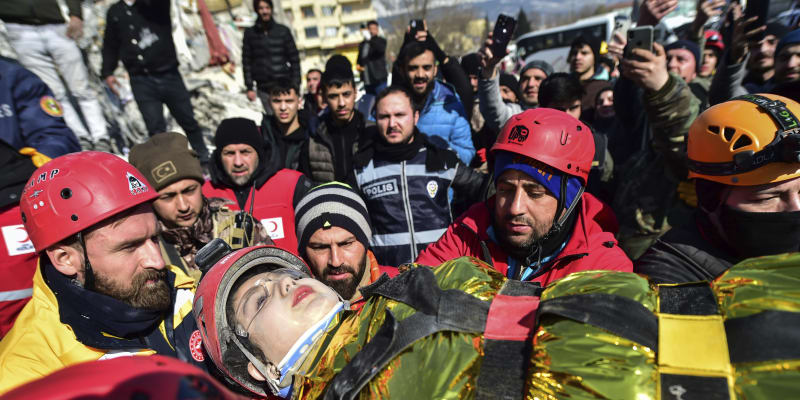 Záchranáři vynášejí Zeynep Polatovou, kterou několik dní po zemětřesení vytáhli ze zřícené budovy v Kahramanmarasu na jihu Turecka, čtvrtek 9. února 2023. 