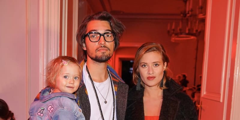 Emma s přítelem Jordanem a jejich první dcerou Lennon Marlene (2018).