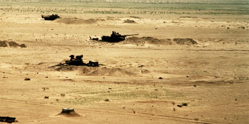 Skupina zakopaných a zničených iráckých T-72 (snímek z roku 1991)