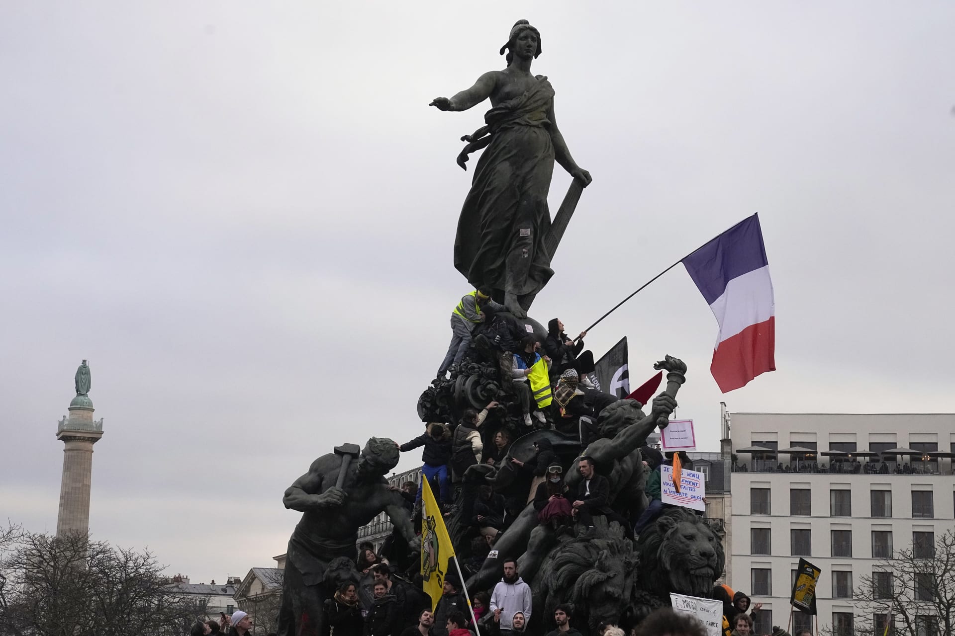 Francouzi po celé zemi protestovali proti důchodové reformě. Snímky byly pořízeny 11. února v Paříži.