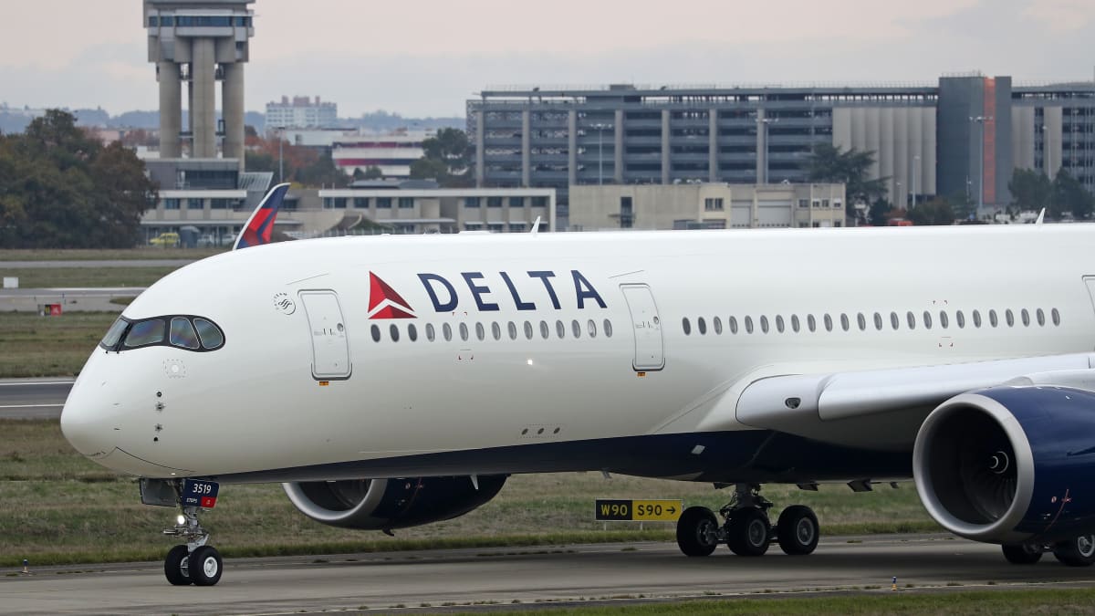 Letadlo společnosti Delta Airlines muselo nouzově přistát kvůli hořícímu křídlu.