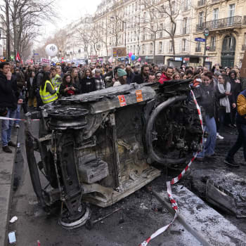 Francouzi po celé zemi protestovali proti důchodové reformě. Snímky byly pořízeny 11. února v Paříži.