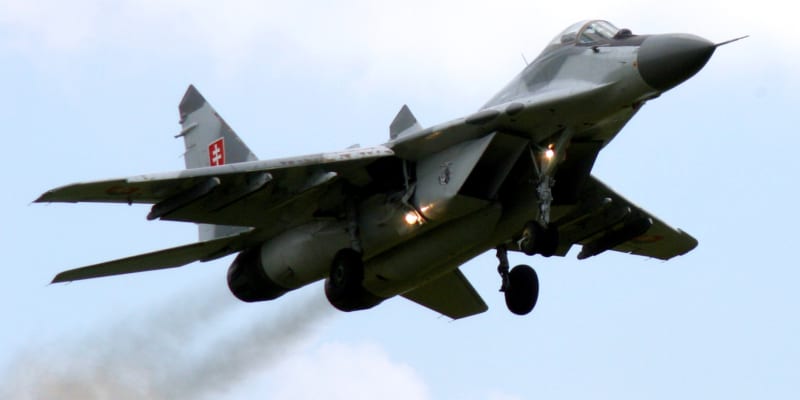 Slovensko se ukrajinské žádosti o poskytnutí stíhaček Mig-29 pokusí vyhovět, uvedl premiér Heger.