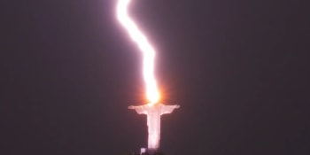 Zásah z nebes. Sochu Krista v Brazílii trefil blesk, fotografův snímek ohromil internet
