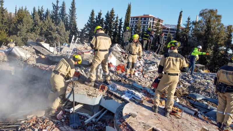 Do země vyrazili i čeští záchranáři, kteří v Turecku vyprostili desítky těl i dva přeživší.