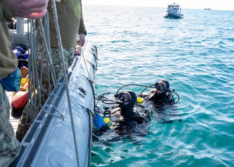 Potápěči prohledávají moře v místech, kde dopadl čínský špionážní balón.
