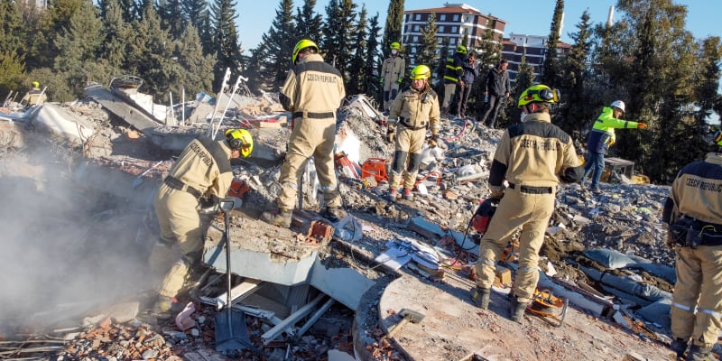 Čeští záchranáři v Turecku vyprostili desítky těl i dva přeživší.