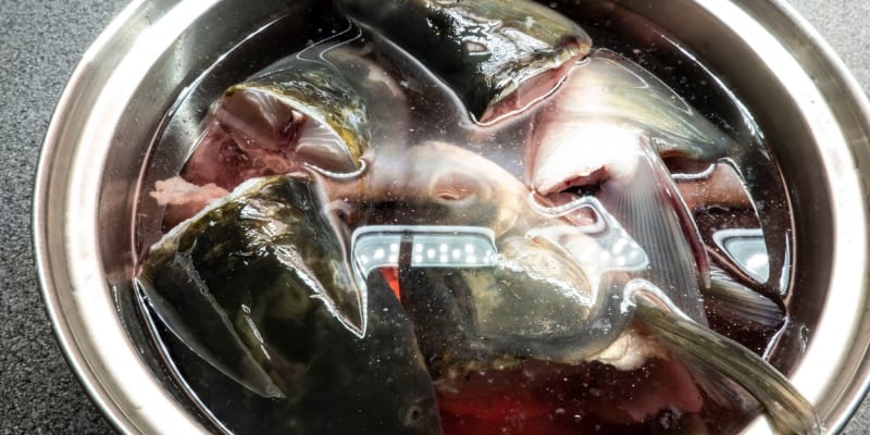 Základem pro rybí polévku je vývar z kapřích hlav. Do polévky se dávají jikry a mlíčí. 