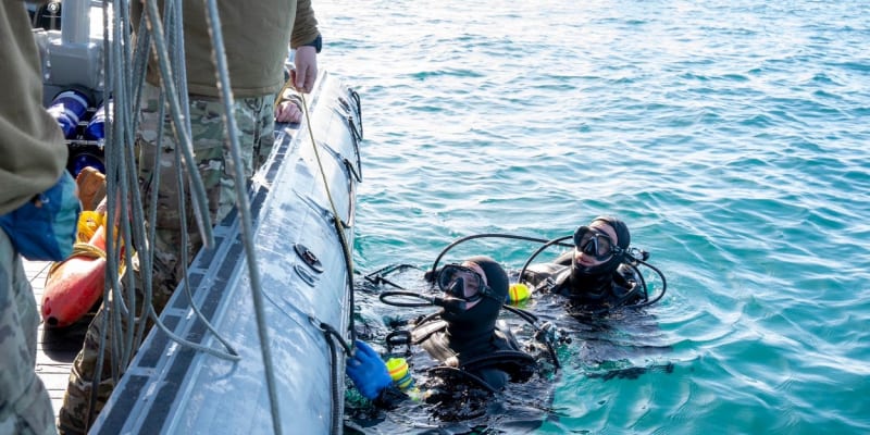 Potápěči prohledávají moře v místech, kde dopadl čínský špionážní balón.
