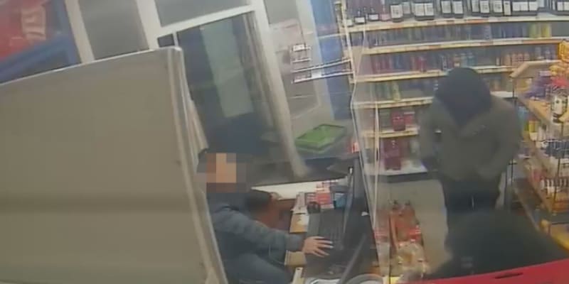 Jičínská kriminálka hledá dva lupiče, kteří měli přepadnout prodejnu potravin v Lázních Bělohradě. I přesto, že byli ozbrojení, majitel se svůj obchod před nimi snažil bránit. 
