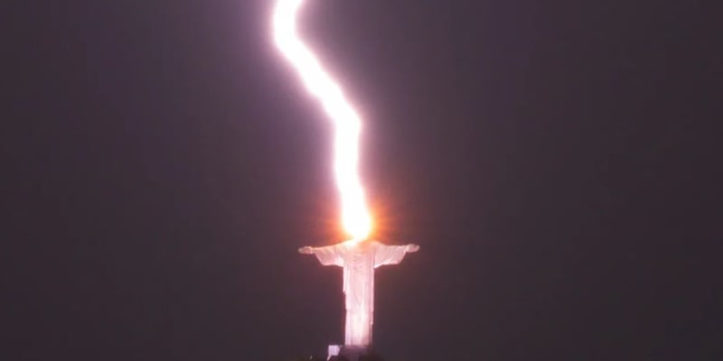 Fotograf zachytil moment, kdy do sochy Krista Spasitele udeřil blesk.