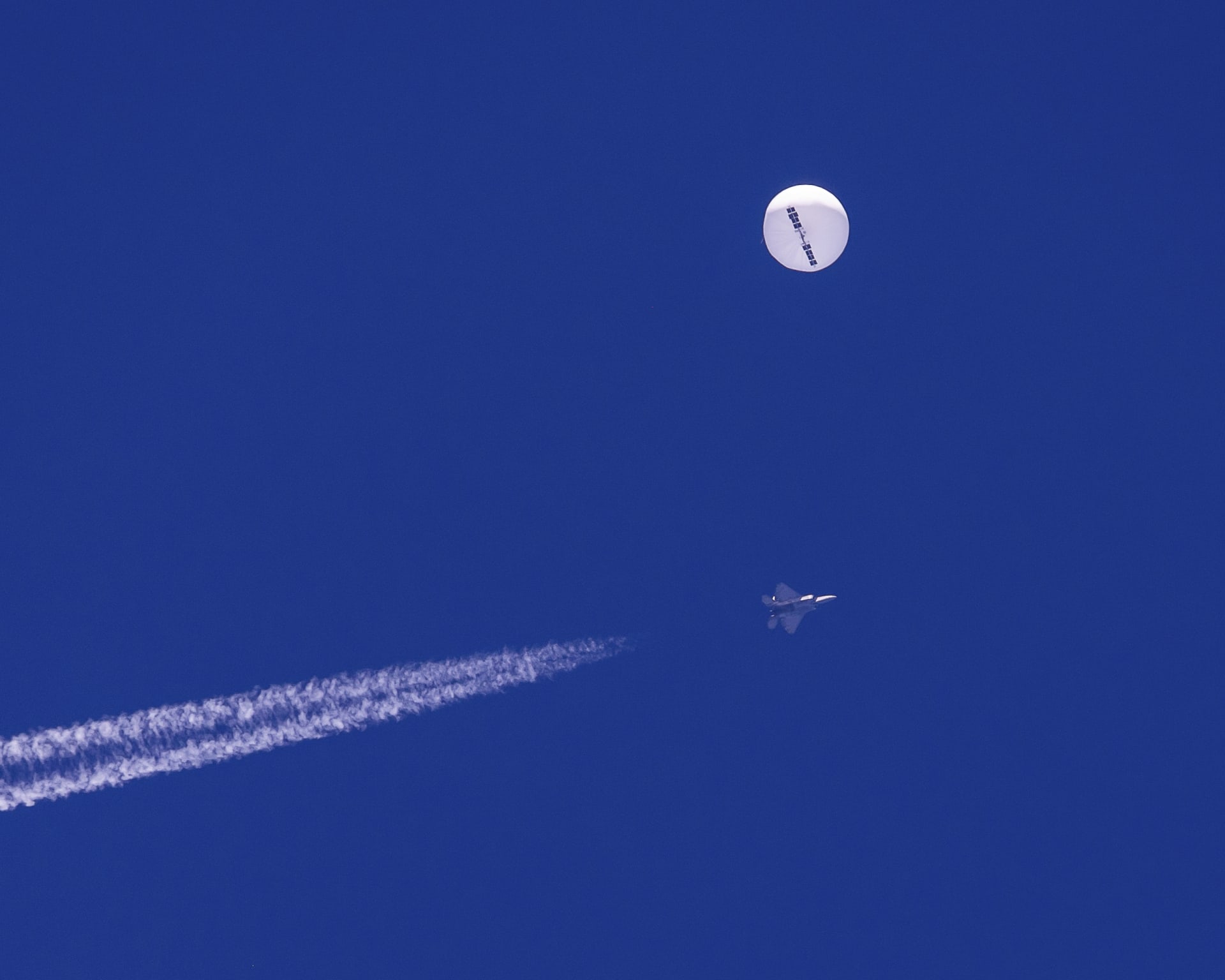 F-22 raptor se chystá sestřelit ínský pionážní balón