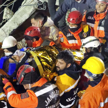 Záchranáři vytahují ženu ze zřícené budovy v Adiyamanu na jihu Turecka v pondělí 13. února 2023.