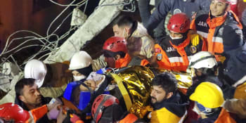 Turecko dál žije zázračnými příběhy. Záchranáři i po devíti dnech vyprošťují přeživší